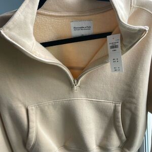 Abercrombie mini-half zip, size xs, NWT